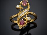 une bague en or sertie d'un rubis et de diamants sur fond noir