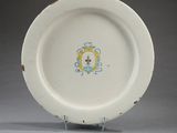 une assiette blanche ornée d'un motif bleu et jaune