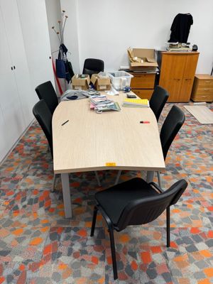 une pièce avec une table et des chaises