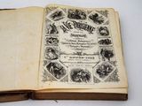 Un vieux livre est ouvert sur une surface blanche ornée d'illustrations.