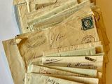 une pile de vieilles lettres et d'enveloppes posée sur une table