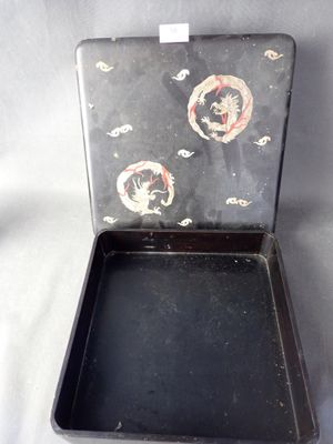 une petite boîte noire ornée d'un motif représentant un dragon