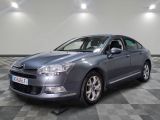 la voiture grise est garée sur un sol en damier dans le garage
