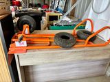 une pile de pneus posée sur une table en bois