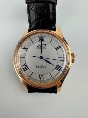gros plan d'une montre-bracelet avec des chiffres romains