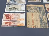 de nombreux billets de banque de différentes valeurs disposés sur une table