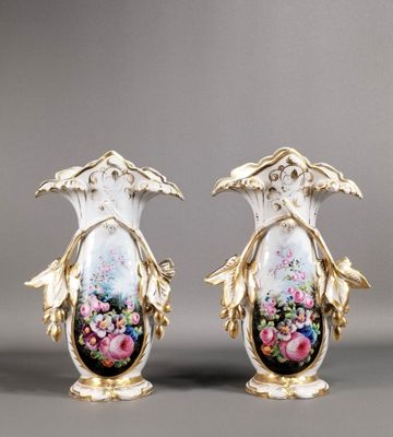 paire de vases anciens en porcelaine, décorés de fleurs et de feuilles