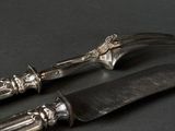 deux fourchettes et un couteau posés sur une table