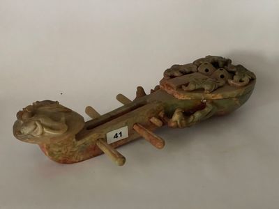 un petit bateau en bois orné d'un dragon