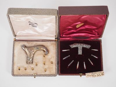 Deux différents nécessaires pour ombrelles en argent et verm… - Photo 1