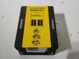 une boîte de piles Duracell posée sur une table