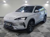 le suv blanc est garé sur le sol en damier d'une pièce