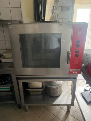 une image d'un four commercial dans une cuisine commerciale