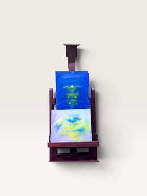 une photo d'une chaise sur laquelle est accrochée une peinture