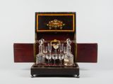 une petite boîte en bois contenant des verres à vin