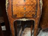 une petite table en bois sur laquelle se trouve un miroir