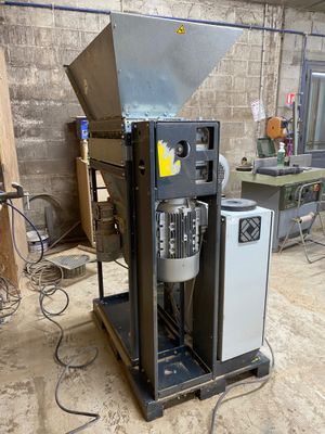 une machine placée au milieu d'une pièce
