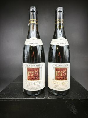 deux bouteilles de vin posées sur une table noire