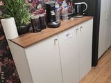 une photo d'une cuisine avec une cafetière posée sur le plan de travail