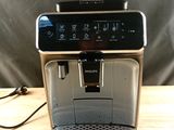 La machine à café est posée sur la table, prête à être utilisée.