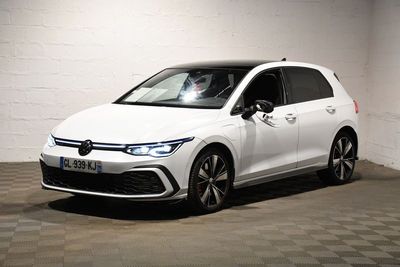 La Volkswagen e-Golf blanche est garée dans le garage.