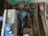 un tas d'objets et d'outils en tout genre dans un garage