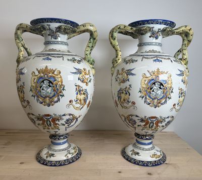 une paire de grands vases posés sur une table en bois
