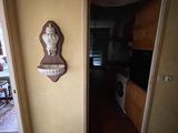 une horloge murale accrochée au mur d'une cuisine