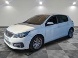 la voiture blanche est garée sur un carrelage à carreaux