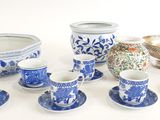 de nombreux vases et bols bleus et blancs sur la table