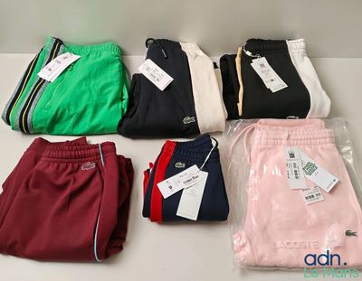 Plusieurs paires de shorts de tennis pour homme sont disposées sur une table
