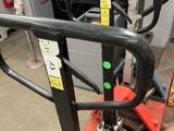 une image d'un chariot élévateur à fourche dans un entrepôt