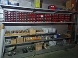 une étagère sur laquelle sont rangés de nombreux outils de toutes sortes
