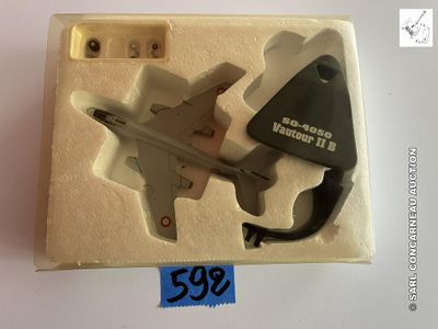 une maquette d'avion dans une boîte, avec une étiquette de prix