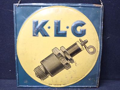 une image représentant un panneau bleu et jaune sur lequel figure le mot « klc »