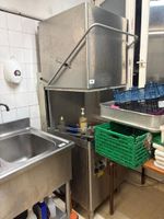 Lave vaisselle à capot METRO et ses bacs