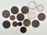 gros plan d'un paquet de pièces de monnaie sur une surface blanche