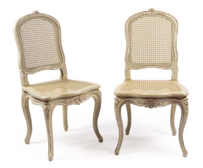 paire de chaises d'appoint à dossier en rotin de style Louis XVI