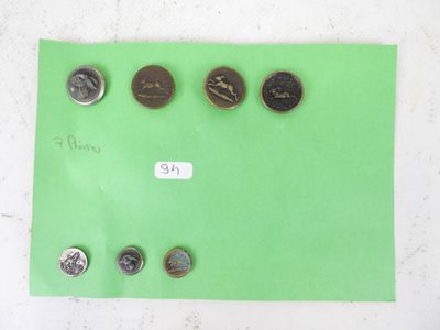 quatre types de pièces différents posés sur un morceau de papier vert