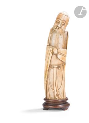 une image représentant une statue sculptée d'un homme barbu
