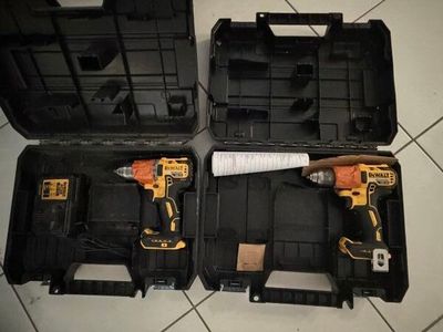 deux outils dans la mallette posée sur le sol