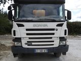 un camion blanc garé sur le bord de la route