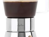 une image représentant une cafetière contenant une tasse de café