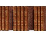 un ensemble de six vieux livres superposés