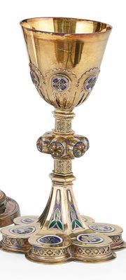 un calice en or et une assiette en argent sur fond blanc
