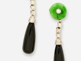 une paire de boucles d'oreilles en jade et diamants