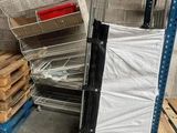 de nombreuses palettes en bois et en métal dans un entrepôt