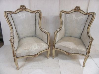 175.56 - PAIRE DE BERGERES A OREILLES EN BOIS RECHAMPI ET DO… - Photo 1