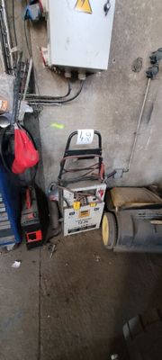 un homme travaillant sur une machine dans un garage
