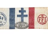 une image représentant un morceau de tissu sur lequel figure une croix